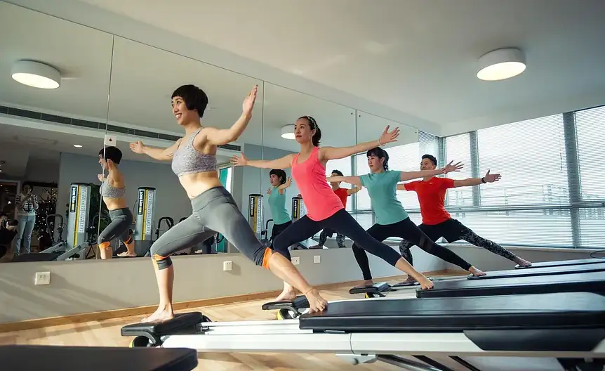 Osoba ćwicząca pilates dla zdrowia psychicznego