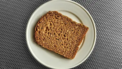Ile kalorii ma kromka chleba? Kalorie i wartości odżywcze