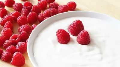 Ile kalorii ma jogurt naturalny? Wartości odżywcze i korzyśc