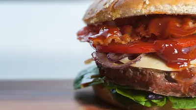 Ile kalorii ma burger? Kaloryczność i zdrowe warianty burger