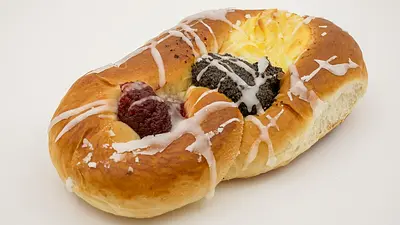 Ile kalorii ma drożdżówka? Kaloryczność i wartości odżywcze
