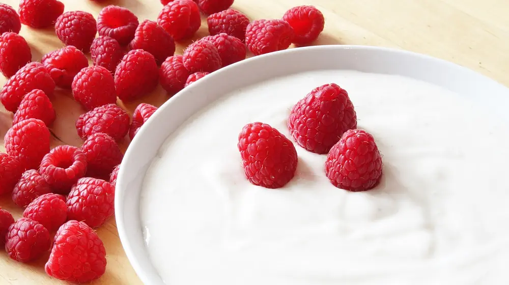 Ile kalorii ma jogurt naturalny? Wartości i właściwości