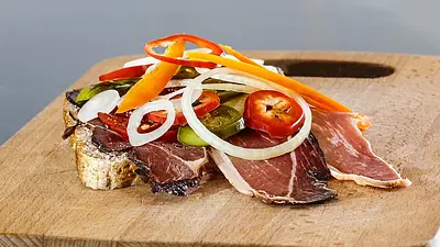 Ile kalorii ma kanapka z szynką? Wartości odżywcze i porady