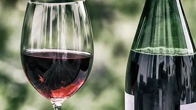 Ile kalorii ma butelka wina? Kaloryczność i porady dietetycz